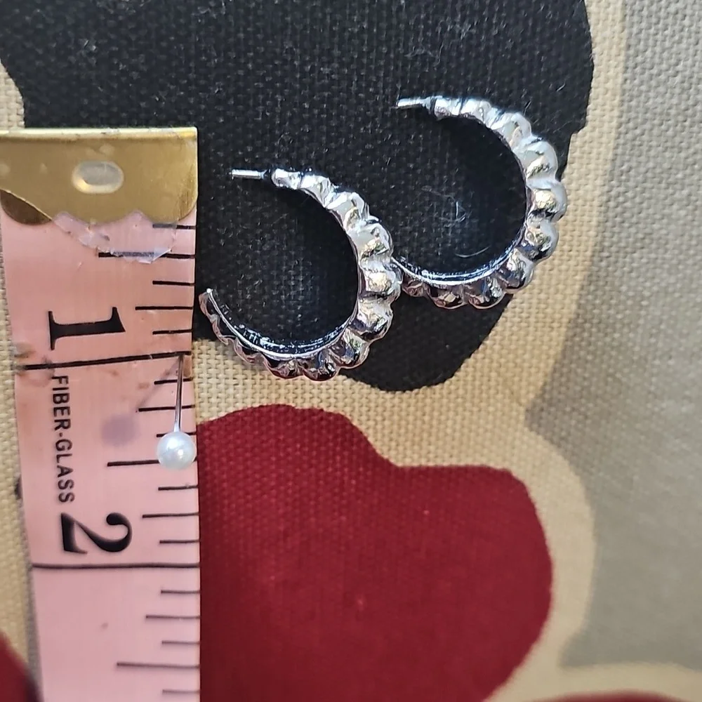 Silver Scalloped 1-Inch Hoop Earrings - Picture 3 of 8